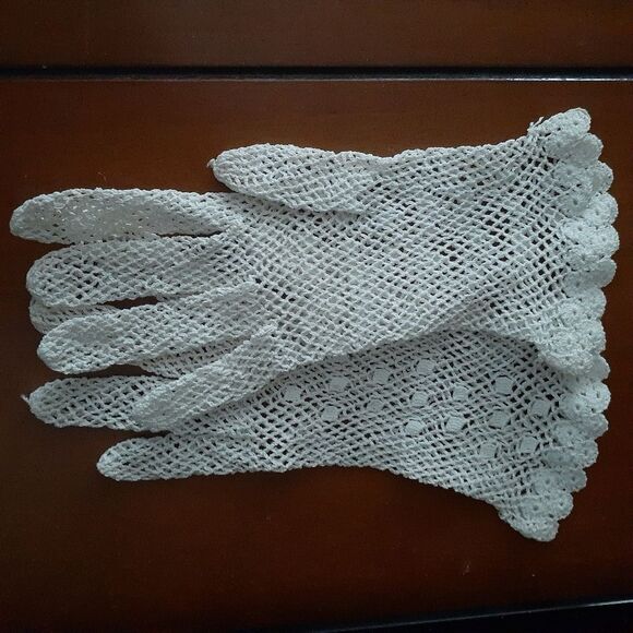 Vintage crochet white gloves girls child size handmade crocheted vintage gloves - Picture 4 of 5